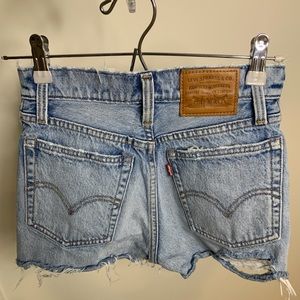LEVI’S VINTAGE DISTRESSED JEAN SHORTS